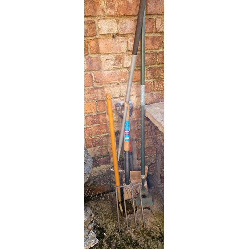 470 - Garden hand tools incl. scarifying rake, hoe etc