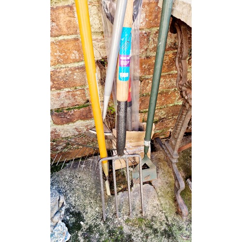 470 - Garden hand tools incl. scarifying rake, hoe etc