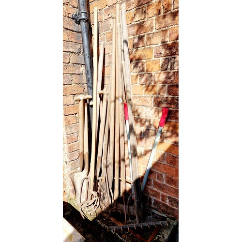 483 - Qty of wooden shafted garden and hand tools incl. Lincolnshire pitchfork etc