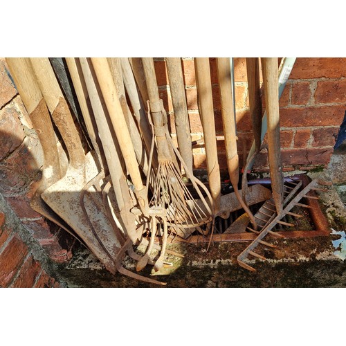 483 - Qty of wooden shafted garden and hand tools incl. Lincolnshire pitchfork etc