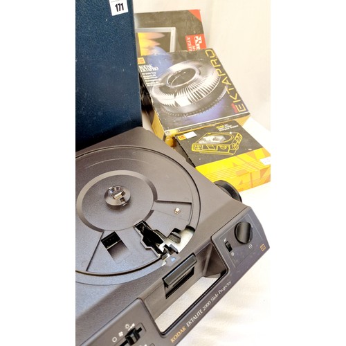 171 - Cased Kodak Ektalite 2000 slide projector and slide magazines etc