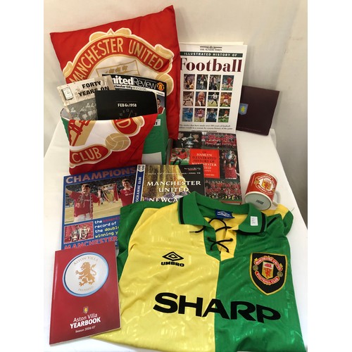21 - Box of Manchester United and other football ephemera including 1999 Cup Final programme