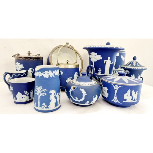 67 - 12 pieces of Wedgwood and Wedgwood style blue and white ware incl. large cheese dish etc (chip to ri... 