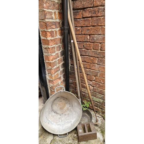 387 - Three vintage hand tools, galvanised bath and 56lb potato weight