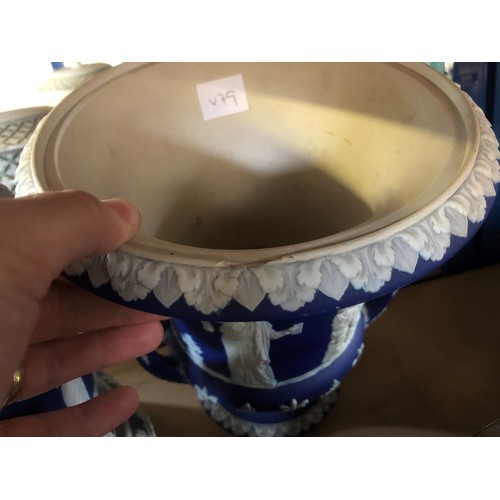 67 - 12 pieces of Wedgwood and Wedgwood style blue and white ware incl. large cheese dish etc (chip to ri... 