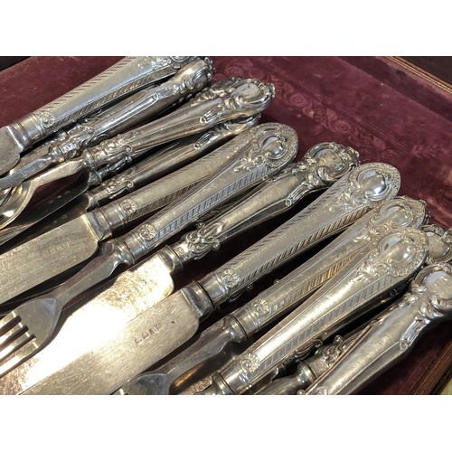 231 - A canteen of loose silver handled fruit cutlery in two mixed patterns - a matched set of six knives ... 