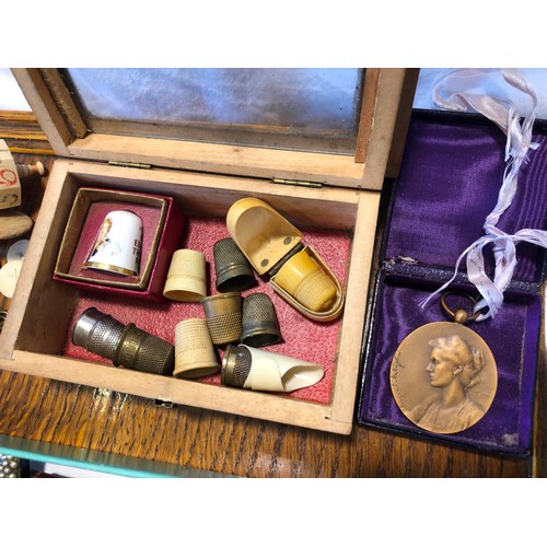 181 - Various collectors items incl. ivorine gaming counters and pieces, thimbles and various items of met... 