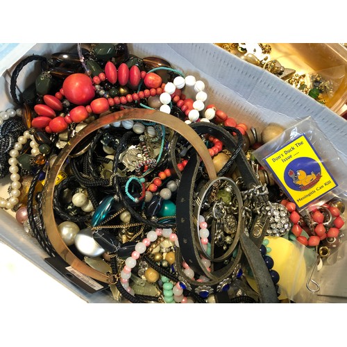 186 - Box of costume jewellery