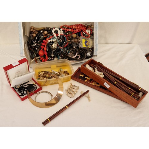 186 - Box of costume jewellery