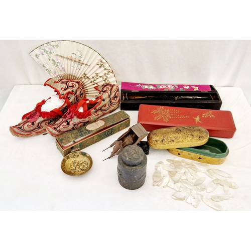 105 - Various Oriental collectors items incl. shoes, papier mache boxes etc