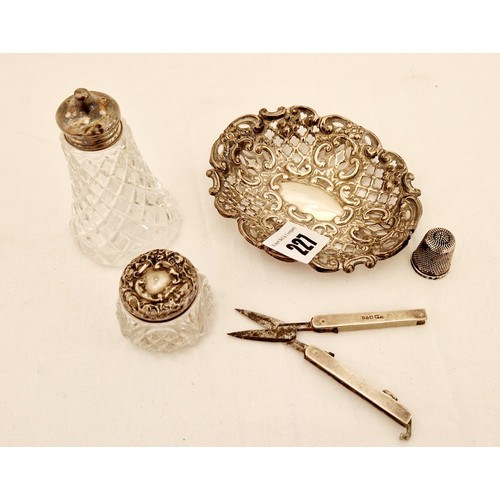 227 - Five items of silver incl. Birmingham 1896 pierced ornate trinket dish; Birmingham thimble and two g... 