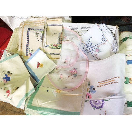 290 - Qty of table and bed linen incl. embroidered cloths, bedspread etc