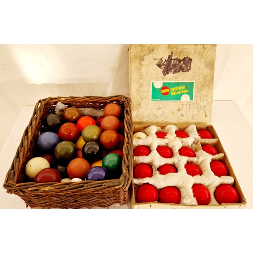 174 - Boxed vintage super Crystalate billiard balls and qty of loose snooker balls in a wicker basket