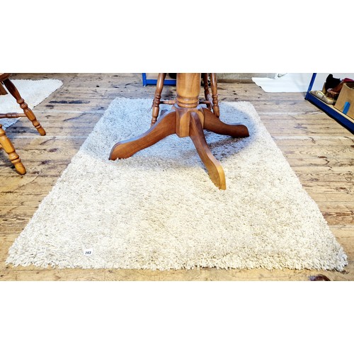 203 - Modern rectangular synthetic woollen rug approx. 170cm x 124cm