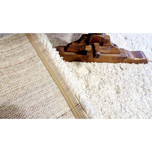 204 - Modern rectangular synthetic rug approx. 230cm x 163cm