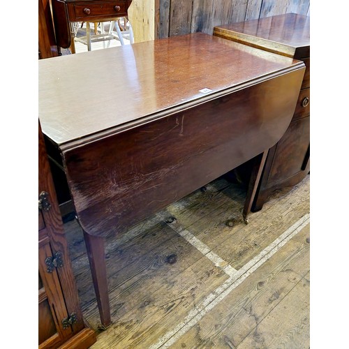 271 - Edwardian mahogany Pembroke table with single drawer and corresponding dummy on tapering legs to bra... 