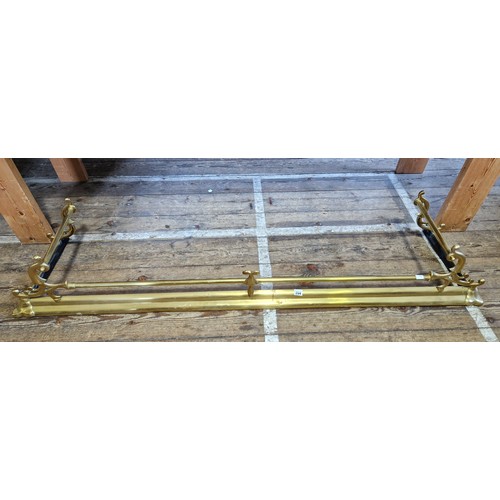 254 - Art Nouveau brass fender with scrolling supports approx. 163cm internal width