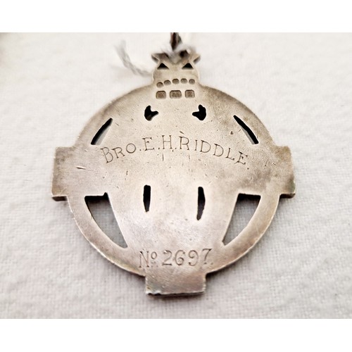 319 - A Birmingham 1924 silver Masonic 1914-1918 Hall Stone Jewel, inscribed to Bro. E H Riddle, with Lodg... 