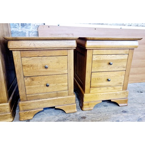 471 - Chateau collection oak four-piece bedroom suite, comprising chest of four drawers, narrow chest of s... 