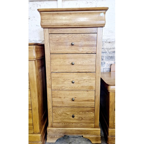 471 - Chateau collection oak four-piece bedroom suite, comprising chest of four drawers, narrow chest of s... 