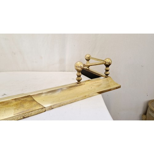 155 - Edwardian adjustable brass fender approx. 117cm - 134cm internal width