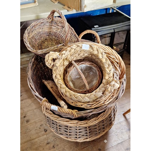 176A - Various wicker and raffia baskets