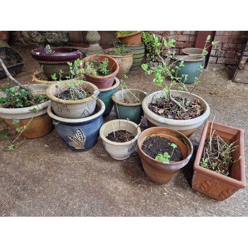 515 - Qty of terracotta garden planters