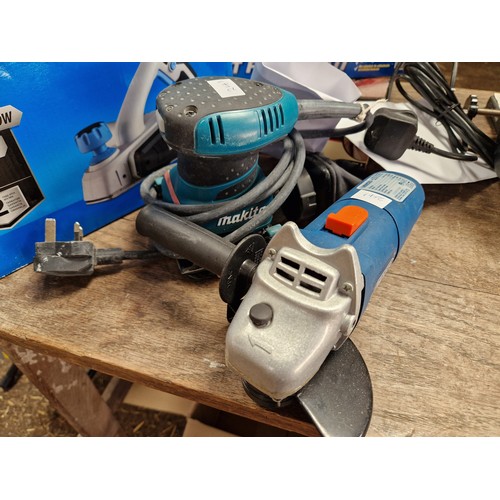 528 - Power tools incl. carpet fitting kit, Draper angle grinder, Makita sander, MacAllister planer etc