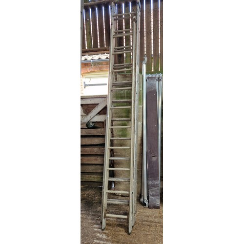 575 - Aluminium extending ladder and aluminium ladder