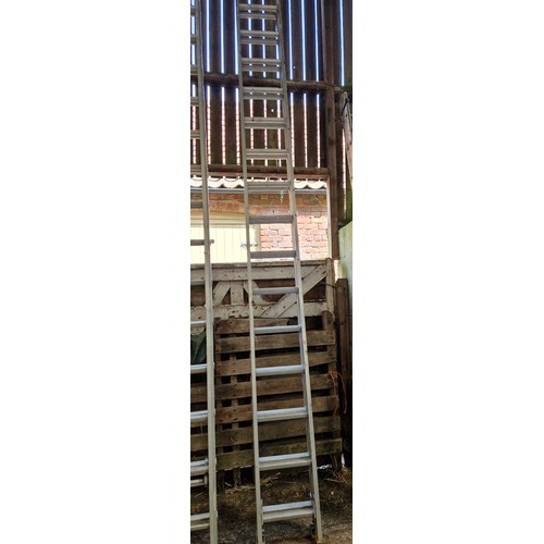 576 - Aluminium extending ladder