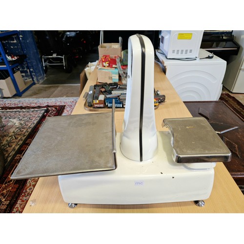 139C - Vintage Avery enamelled shop scales