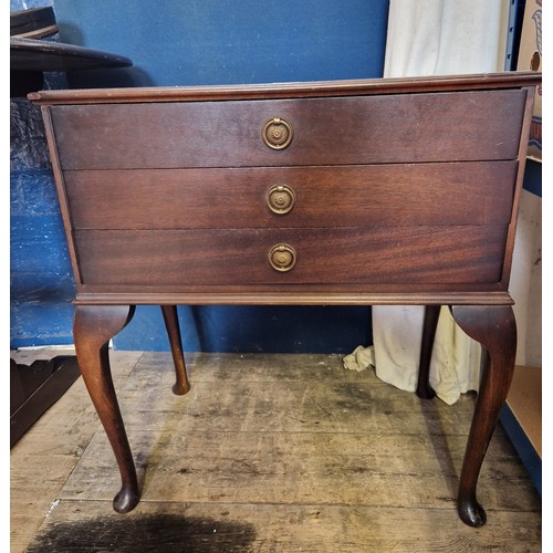 153 - Mahogany 3-drawer canteen containing community plate and other cutlery