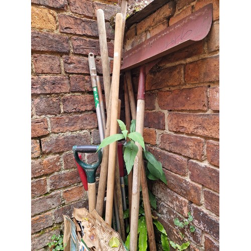 446 - Qty of vintage and modem garden tools and equipment incl. Lincolnshire shafted hoe