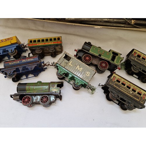 195 - Quantity of vintage O gauge railway incl. Pullman carriages, Meccano truck, track etc