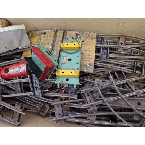 195 - Quantity of vintage O gauge railway incl. Pullman carriages, Meccano truck, track etc