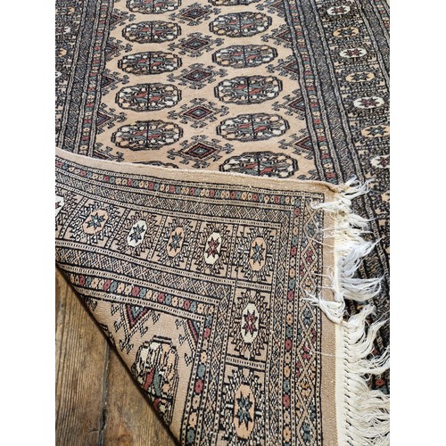 271 - Navy and beige patterned woollen rug approx. 140 x 93cm