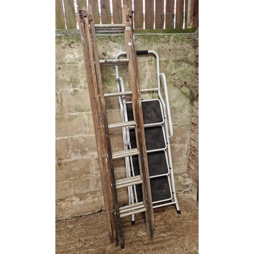 384 - Wooden extending ladder and metal steps