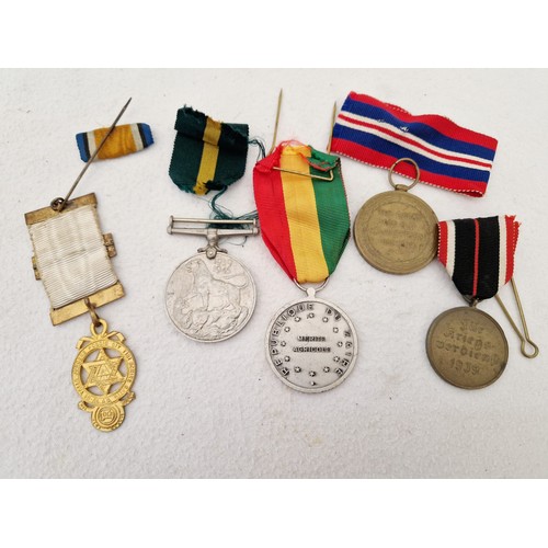 214 - A collection of five various medals, GB WWI Victory medal, awarded to Gnr. J Glynn 2714 R.A.; GB WWI... 