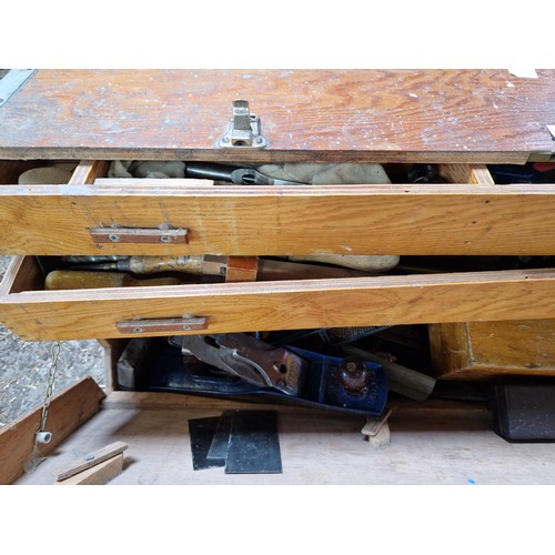 533 - Carpenter's vintage wooden toolbox and tools incl. Record No.5½ plane