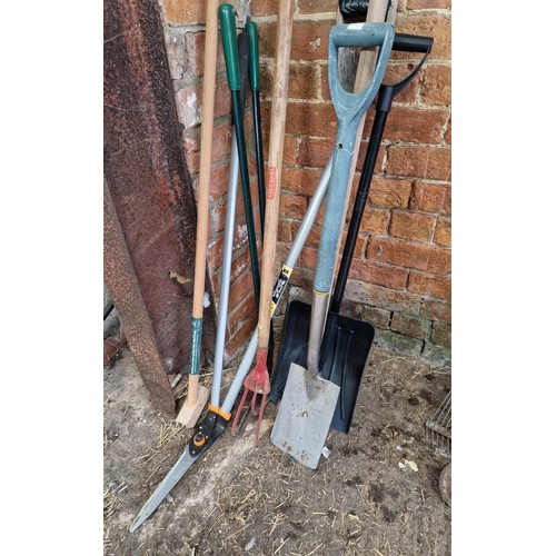 558 - Quantity of garden and hand tools