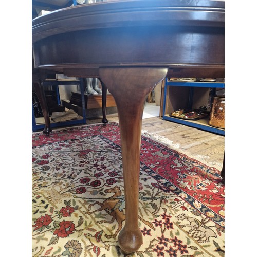 320 - An Edwardian mahogany d-ended wind-out dining table with two spare leaves on cabriole legs to castor... 