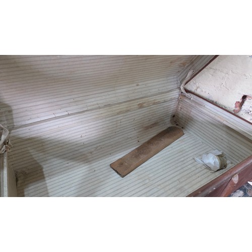 149 - Vintage ribbed cabin trunk