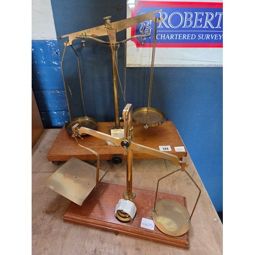 171 - Set of uncased laboratory scales and postal scales