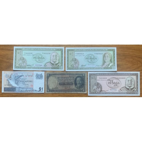 12 - World banknotes, Hong Kong, East Caribean, Haiti, Bermuda, Mauritius, Barbados, Trinidad and Tobago,... 