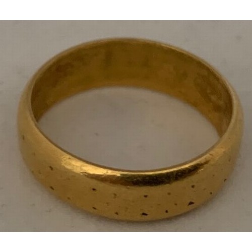 86 - A 22 ct gold ring, weight 6 grams.