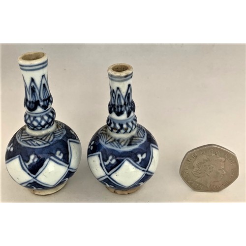 89 - Two Chinese miniature blue and white decorated vases, 7 cm and 6.5 cm high (2).