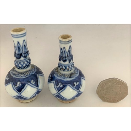 89 - Two Chinese miniature blue and white decorated vases, 7 cm and 6.5 cm high (2).