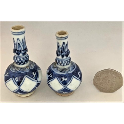 89 - Two Chinese miniature blue and white decorated vases, 7 cm and 6.5 cm high (2).