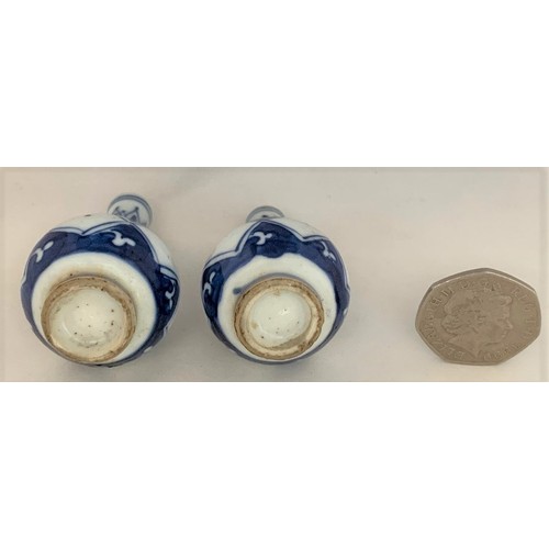 89 - Two Chinese miniature blue and white decorated vases, 7 cm and 6.5 cm high (2).