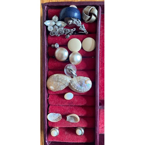 86 - A quantity of dress jewellery in a jewellery box.